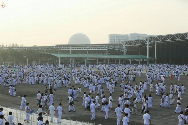 Thái Lan: Chùm ảnh thiêng liêng lễ Magha Puja tại tu viện Wat Dhammakaya