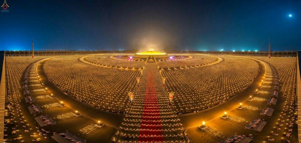 Thái Lan: Chùm ảnh thiêng liêng lễ Magha Puja tại tu viện Wat Dhammakaya