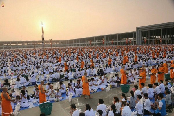 Thái Lan: Chùm ảnh thiêng liêng lễ Magha Puja tại tu viện Wat Dhammakaya