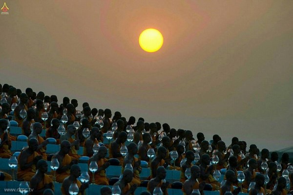 Thái Lan: Chùm ảnh thiêng liêng lễ Magha Puja tại tu viện Wat Dhammakaya