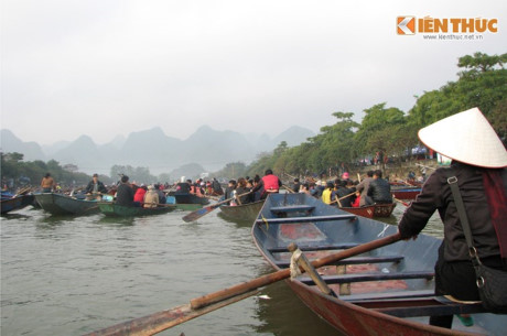 Mùng ba Tết: Người dân nô nức trẩy hội chùa Hương sớm