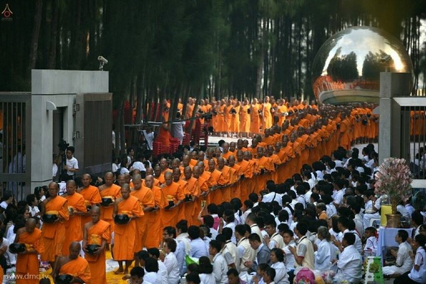Thái Lan: Hình ảnh Tu viện Wat Phra Dhammakaya tổ chức cuộc Hành hương vì hòa bình