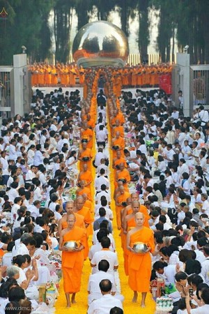 Thái Lan: Hình ảnh Tu viện Wat Phra Dhammakaya tổ chức cuộc Hành hương vì hòa bình