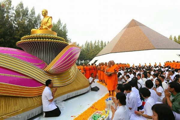 Thái Lan: Hình ảnh Tu viện Wat Phra Dhammakaya tổ chức cuộc Hành hương vì hòa bình