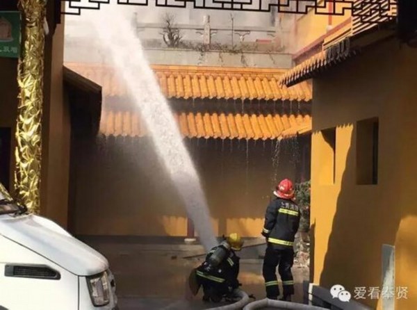 Trung Quốc: ngôi Nhị Nghiêm Cổ Tự, Thượng Hải bị hỏa hoạn