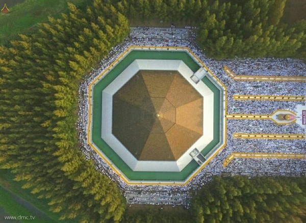 Thái Lan: Hình ảnh Tu viện Wat Phra Dhammakaya tổ chức cuộc Hành hương vì hòa bình