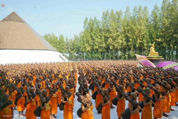 Thái Lan: Hình ảnh Tu viện Wat Phra Dhammakaya tổ chức cuộc Hành hương vì hòa bình