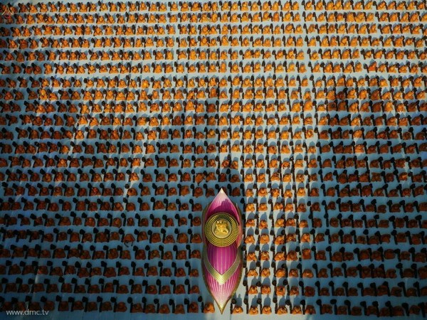 Thái Lan: Hình ảnh Tu viện Wat Phra Dhammakaya tổ chức cuộc Hành hương vì hòa bình