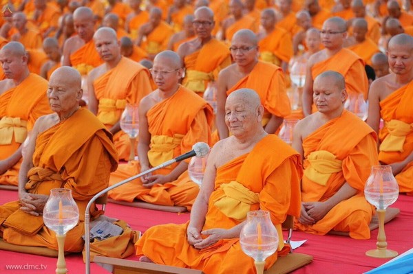 Thái Lan: Chùm ảnh lễ diễu hành, thắp nến nơi Tổ sư Phramongkolthepmuni đắc đạo