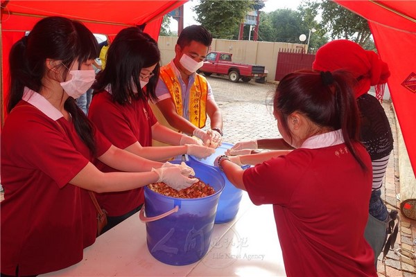 Nam Phi: Nam Hoa Tự phân phối cháo Lạp Bát Cát tường cho dân nghèo