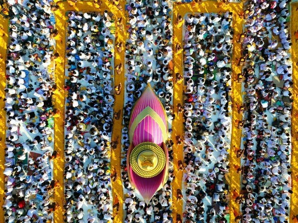 Thái Lan: Hình ảnh Tu viện Wat Phra Dhammakaya tổ chức cuộc Hành hương vì hòa bình