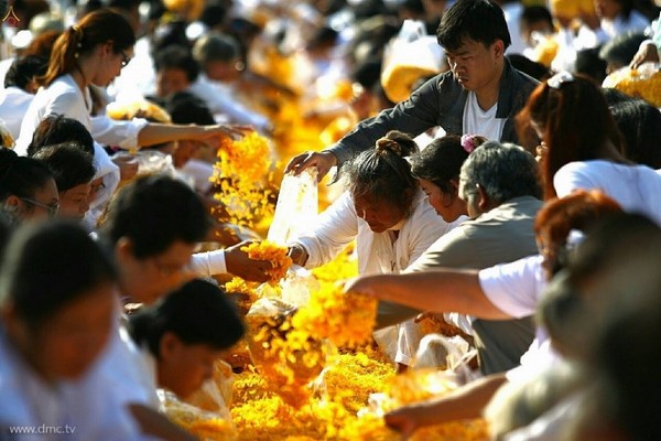 Thái Lan: Hình ảnh Tu viện Wat Phra Dhammakaya tổ chức cuộc Hành hương vì hòa bình