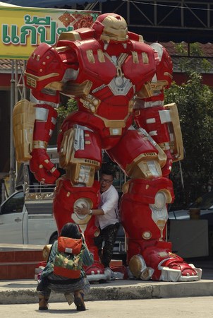 Thái Lan: Chùm ảnh Siêu anh hùng  Robot thu hút thanh thiếu niên đến chùa