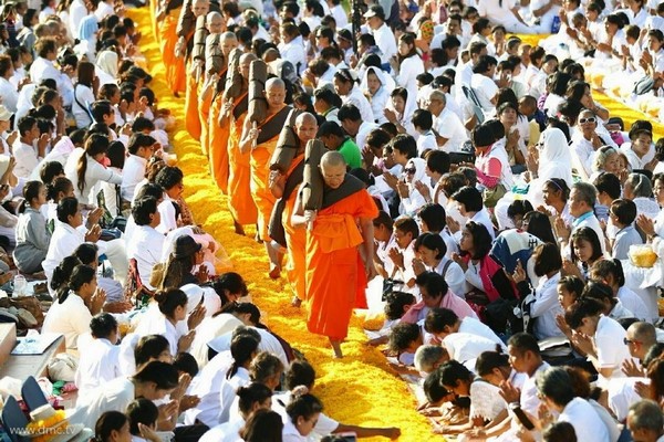 Thái Lan: Hình ảnh Tu viện Wat Phra Dhammakaya tổ chức cuộc Hành hương vì hòa bình
