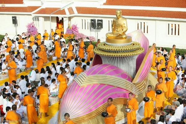 Thái Lan: Chùm ảnh diễu hành quanh Phố phường dịp kỷ niệm ngày Phật Thành đạo