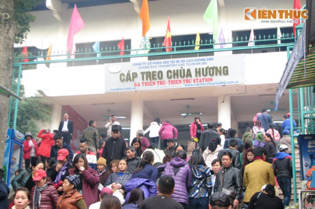 Mùng ba Tết: Người dân nô nức trẩy hội chùa Hương sớm