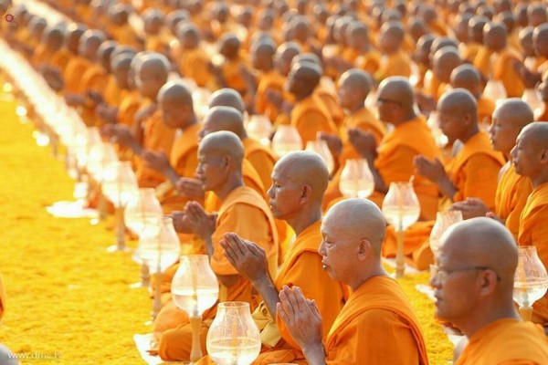 Thái Lan: Chùm ảnh lễ diễu hành, thắp nến nơi Tổ sư Phramongkolthepmuni đắc đạo