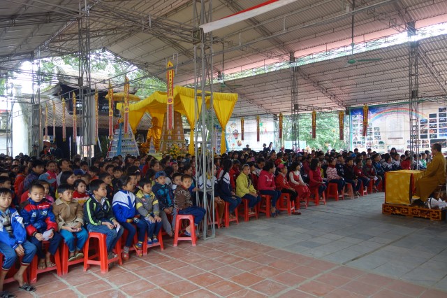 Quỹ Đạo Phật Ngày Nay: Trao tặng quà cho học sinh nghèo tại Hà Tĩnh