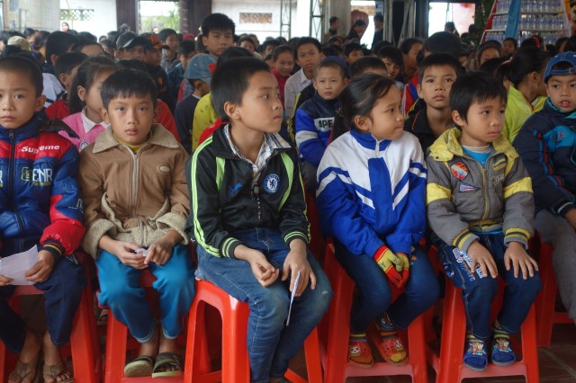 Quỹ Đạo Phật Ngày Nay: Trao tặng quà cho học sinh nghèo tại Hà Tĩnh