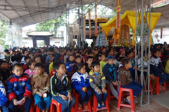 Quỹ Đạo Phật Ngày Nay: Trao tặng quà cho học sinh nghèo tại Hà Tĩnh
