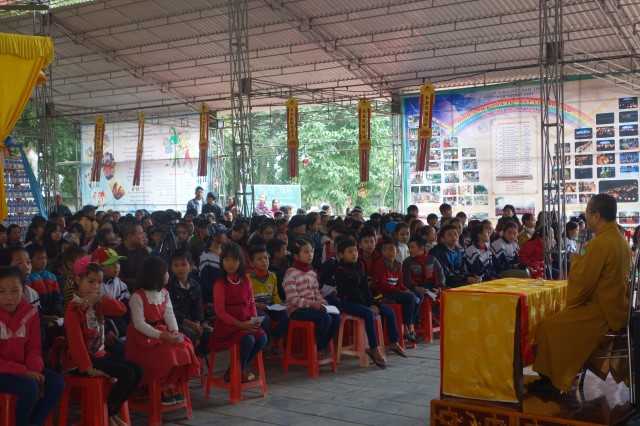 Quỹ Đạo Phật Ngày Nay: Trao tặng quà cho học sinh nghèo tại Hà Tĩnh