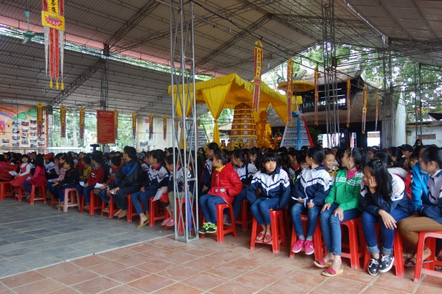 Quỹ Đạo Phật Ngày Nay: Trao tặng quà cho học sinh nghèo tại Hà Tĩnh