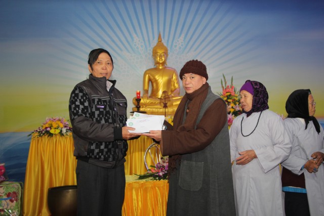 TT.Thích Thanh Định trao quà Tết tới người nghèo, bệnh nhân phong