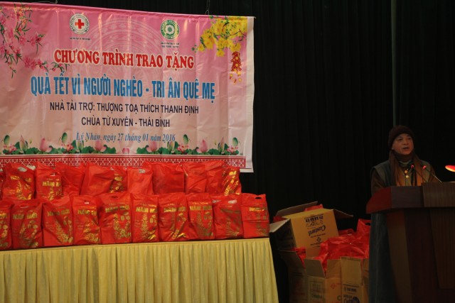 TT.Thích Thanh Định trao quà Tết tới người nghèo, bệnh nhân phong