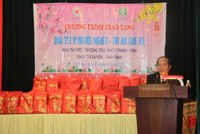 TT.Thích Thanh Định trao quà Tết tới người nghèo, bệnh nhân phong