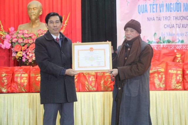 TT.Thích Thanh Định trao quà Tết tới người nghèo, bệnh nhân phong