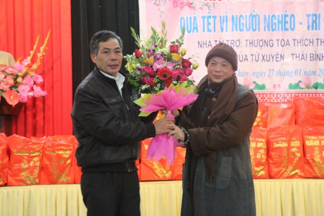 TT.Thích Thanh Định trao quà Tết tới người nghèo, bệnh nhân phong