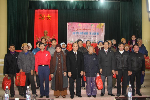 TT.Thích Thanh Định trao quà Tết tới người nghèo, bệnh nhân phong