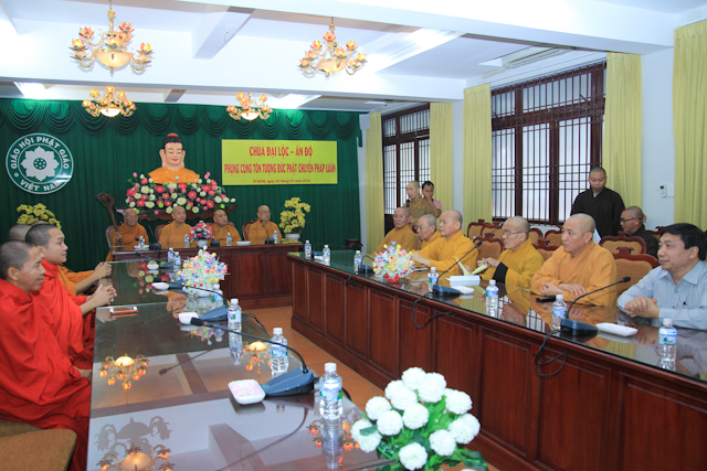 Chùa Đại Lộc - Ấn Độ cúng dường tôn tượng Phật Bổn Sư đến Văn Phòng 2 Trung Ương