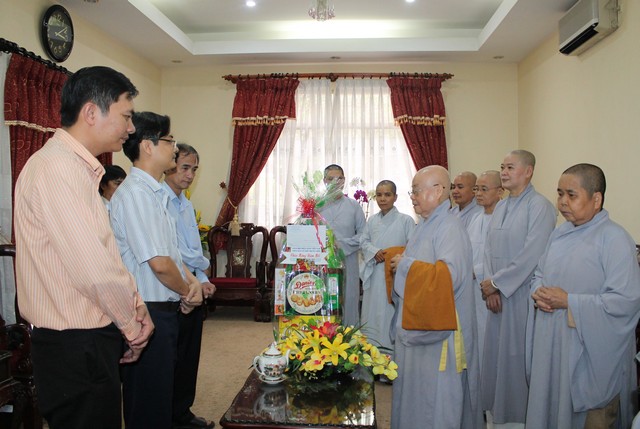Phân ban Ni giới T.Ư chúc tết lãnh đạo GHPGVN và các cấp chính quyền