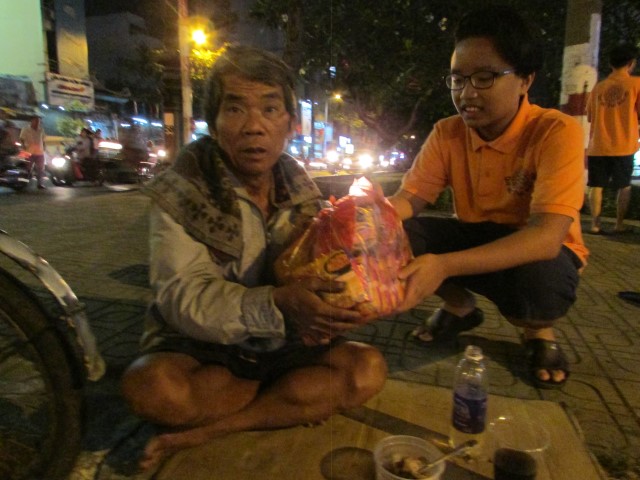 Quỹ Đạo Phật Ngày Nay: Di Lặc du xuân đến với người nghèo đêm giao thừa