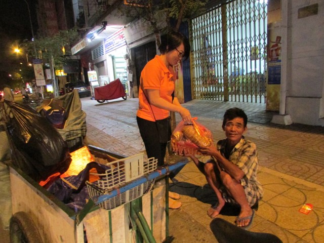 Quỹ Đạo Phật Ngày Nay: Di Lặc du xuân đến với người nghèo đêm giao thừa