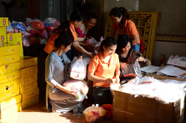 Quỹ Đạo Phật Ngày Nay: Tặng quà tết cho hộ nghèo tại chùa Giác Ngộ
