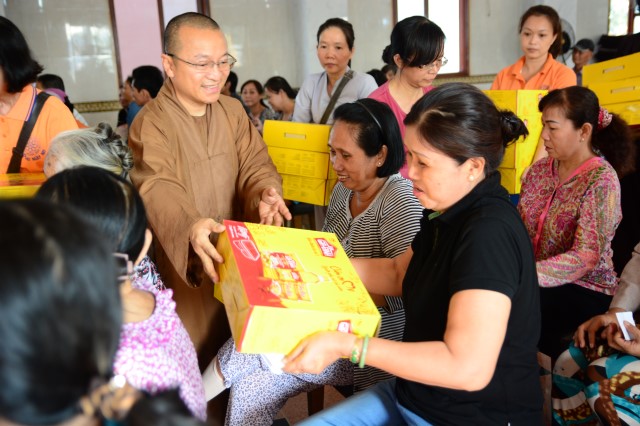Quỹ Đạo Phật Ngày Nay: Tặng quà tết cho hộ nghèo tại chùa Giác Ngộ