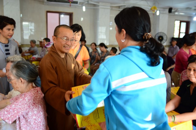 Quỹ Đạo Phật Ngày Nay: Tặng quà tết cho hộ nghèo tại chùa Giác Ngộ