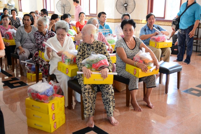 Quỹ Đạo Phật Ngày Nay: Tặng quà tết cho hộ nghèo tại chùa Giác Ngộ