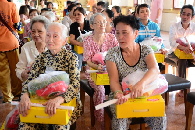 Quỹ Đạo Phật Ngày Nay: Tặng quà tết cho hộ nghèo tại chùa Giác Ngộ