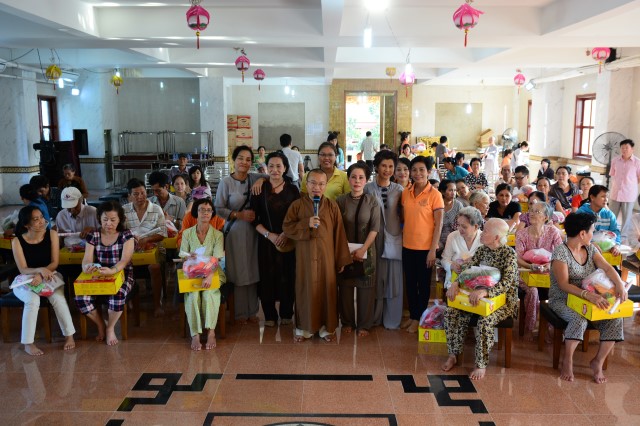 Quỹ Đạo Phật Ngày Nay: Tặng quà tết cho hộ nghèo tại chùa Giác Ngộ