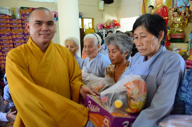 Quỹ Đạo Phật Ngày Nay: Trao tặng Quà Tết Yêu Thương  tại Gò Công (C66)