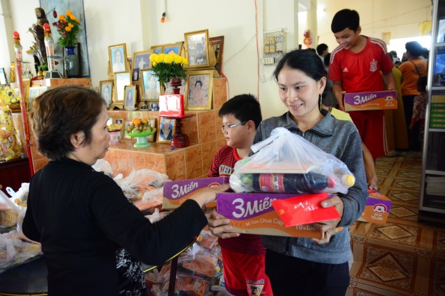 Quỹ Đạo Phật Ngày Nay: Trao tặng Quà Tết Yêu Thương  tại Gò Công (C66)