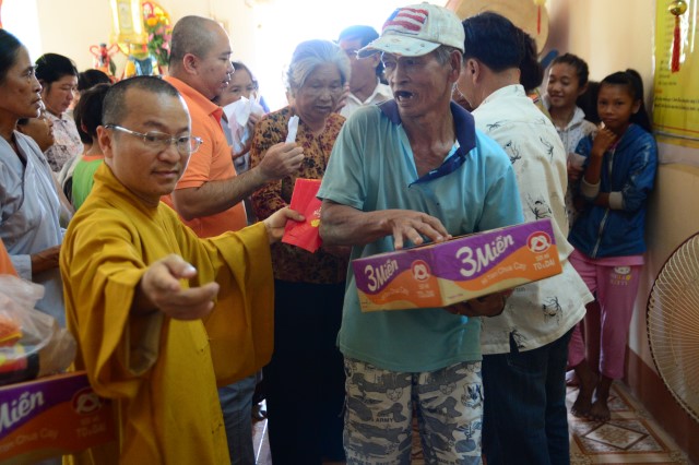 Quỹ Đạo Phật Ngày Nay: Trao tặng Quà Tết Yêu Thương  tại Gò Công (C66)
