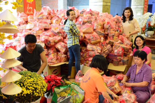 Quỹ Đạo Phật Ngày Nay: Di Lặc du xuân đến với người nghèo đêm giao thừa