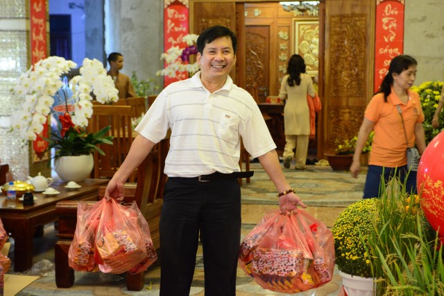 Quỹ Đạo Phật Ngày Nay: Di Lặc du xuân đến với người nghèo đêm giao thừa