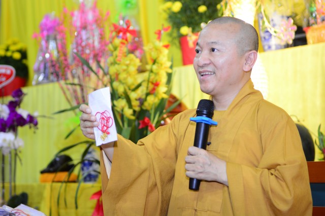 Quỹ Đạo Phật Ngày Nay: Di Lặc du xuân đến với người nghèo đêm giao thừa
