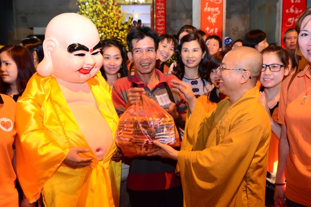 Quỹ Đạo Phật Ngày Nay: Di Lặc du xuân đến với người nghèo đêm giao thừa