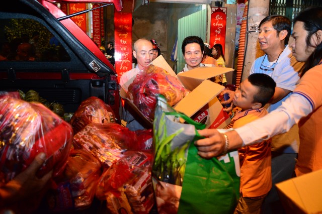 Quỹ Đạo Phật Ngày Nay: Di Lặc du xuân đến với người nghèo đêm giao thừa